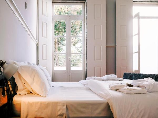 Dona Emília Guest House & Studio Apartment Building : photo 1 de la chambre double or twin room with private external bathroom and mountain views