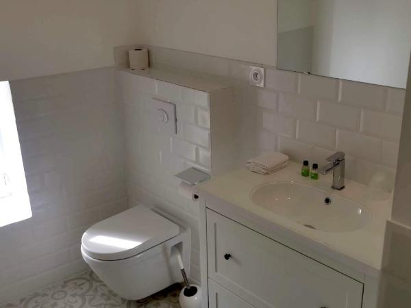 LA CENTENAIRE GRUISSAN - Maison d'Hôte : photo 1 de la chambre chambre double avec salle de bains privative séparée