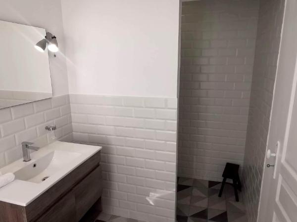 LA CENTENAIRE GRUISSAN - Maison d'Hôte : photo 2 de la chambre chambre double avec salle de bains privative séparée