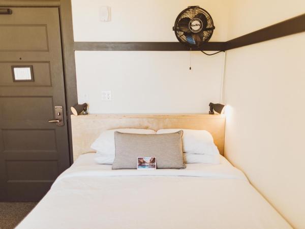 The Society Hotel : photo 6 de la chambre chambre lit queen-size avec salle de bains commune