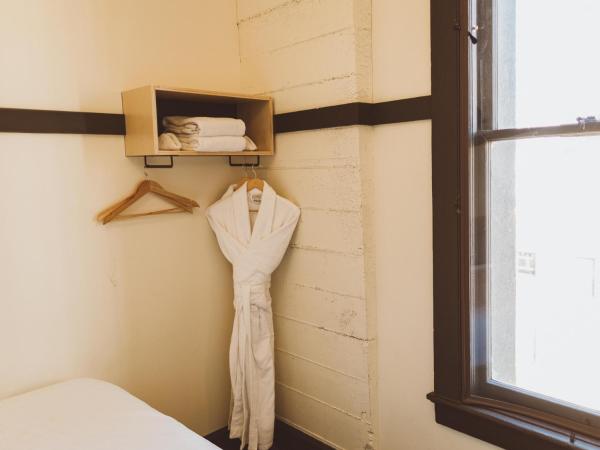 The Society Hotel : photo 7 de la chambre chambre lit queen-size avec salle de bains commune