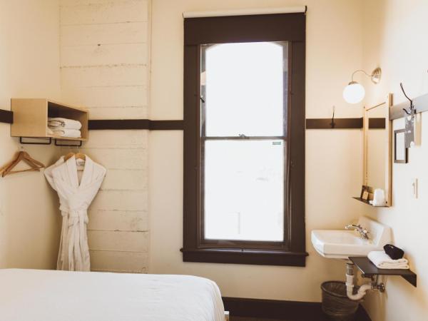 The Society Hotel : photo 8 de la chambre chambre lit queen-size avec salle de bains commune