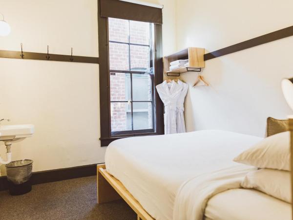 The Society Hotel : photo 9 de la chambre chambre lit queen-size avec salle de bains commune