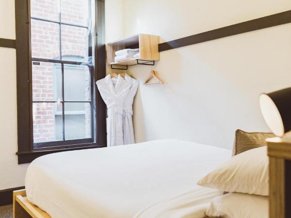 The Society Hotel : photo 10 de la chambre chambre lit queen-size avec salle de bains commune