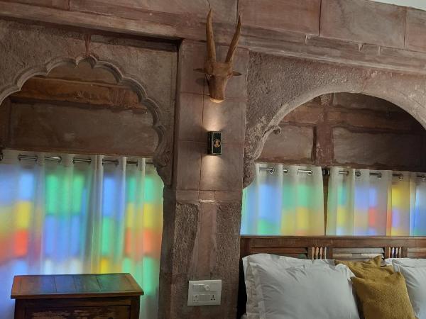 The Kutumb Villa - A Heritage Home Stay : photo 1 de la chambre chambre lit king-size avec balcon