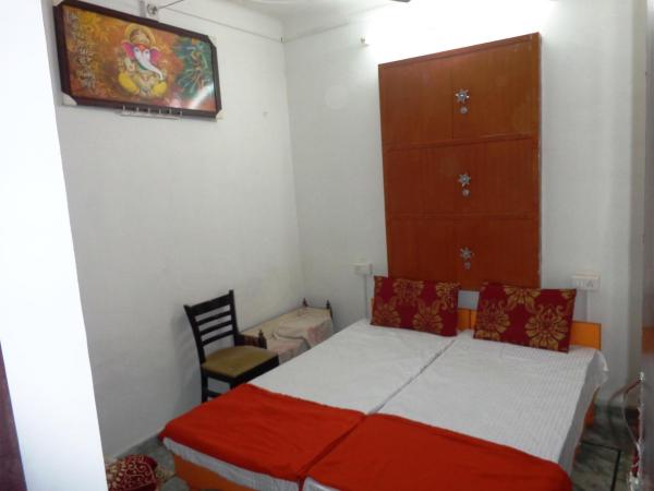 Mohan Villa Guest House : photo 1 de la chambre chambre quadruple Économique avec salle de bains commune