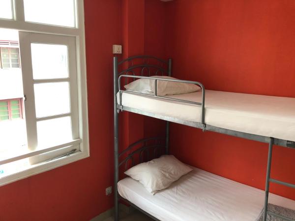 Snooze Inn @Dickson Road : photo 5 de la chambre chambre familiale 7 lits avec salle de bains privative