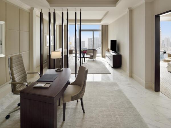 Address Dubai Mall : photo 6 de la chambre suite premier - vue sur fontaine et burj khalifa - accès au salon servant le déjeuner, le goûter et le dîner