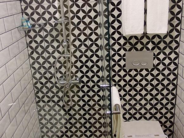 Mono Hotel : photo 1 de la chambre chambre double ou lits jumeaux - vue sur ville