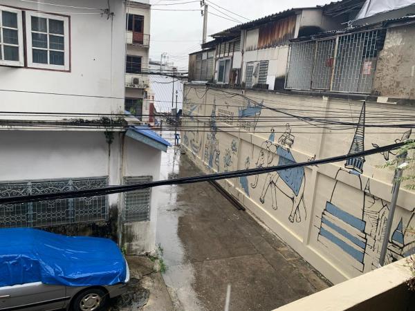 Achcha hotel - itsaraphap MRT station - Wat Arun : photo 5 de la chambre chambre lit queen-size avec balcon