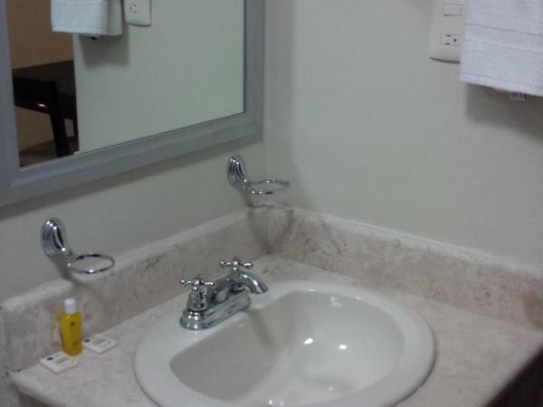 CHN Hotel Monterrey Santa Fe : photo 10 de la chambre chambre lit queen-size 