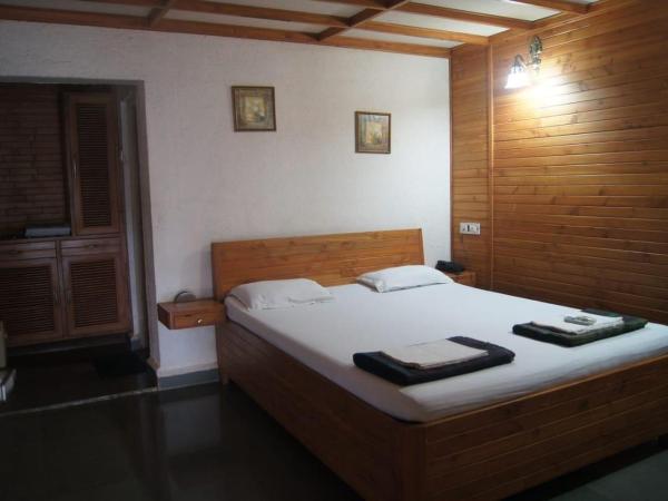 The Green Gate Resort Mulshi : photo 1 de la chambre standard lakeside room - no stags allowed