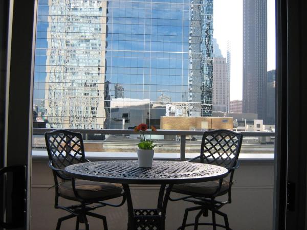 Yonge Suites Furnished Apartments : photo 10 de la chambre appartement 2 chambres de grand standing – duplex