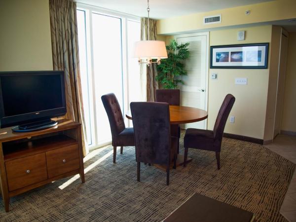 Towers at North Myrtle Beach : photo 1 de la chambre suite lit king-size avec balcon