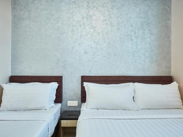 ibis budget Singapore Mount Faber : photo 3 de la chambre chambre triple supérieure avec 1 lit double et 1 lit simple