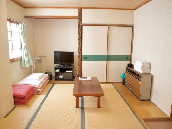City Pension Tommy Rich Inn Kyoto : photo 4 de la chambre chambre quadruple de style japonais avec salle de bains commune