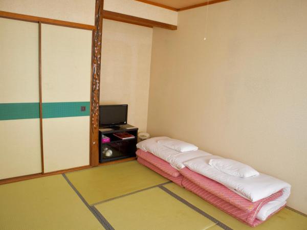 City Pension Tommy Rich Inn Kyoto : photo 2 de la chambre chambre lits jumeaux de style japonais avec salle de bains commune