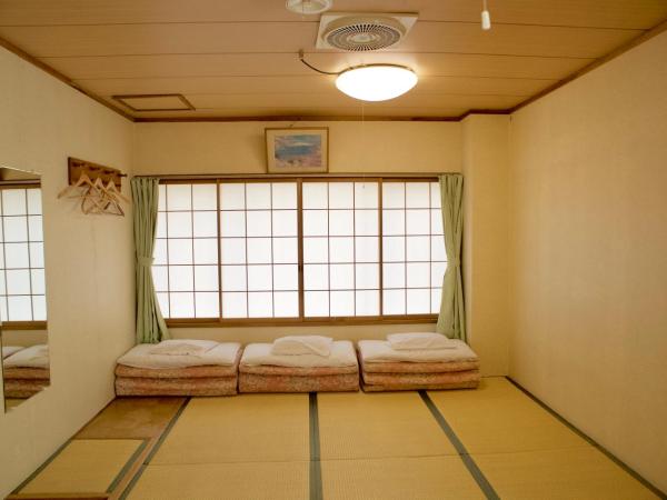 City Pension Tommy Rich Inn Kyoto : photo 7 de la chambre chambre quadruple de style japonais avec salle de bains commune