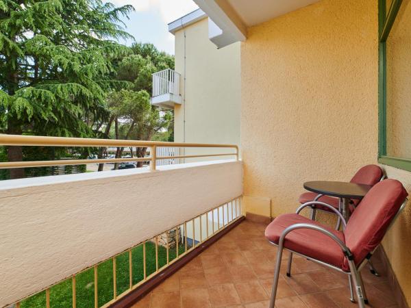 Hotel Aurora Plava Laguna : photo 2 de la chambre chambre classique avec balcon - côté parc