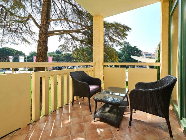 Hotel Aurora Plava Laguna : photo 5 de la chambre suite avec balcon - côté parc