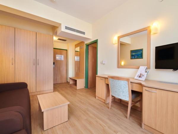 Hotel Aurora Plava Laguna : photo 6 de la chambre suite avec balcon - côté parc