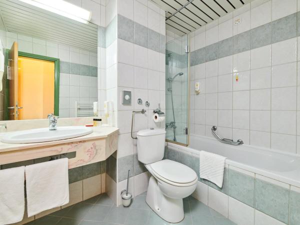 Hotel Aurora Plava Laguna : photo 7 de la chambre suite avec balcon - côté parc