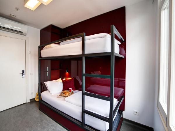 Wabi Hostels : photo 3 de la chambre lit dans dortoir de 4 lits avec salle de bains commune