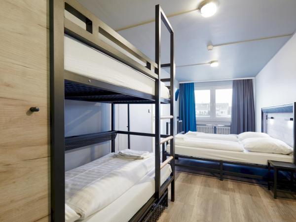 a&o Düsseldorf Hauptbahnhof : photo 1 de la chambre chambre familiale (2 adultes et 2 enfants)
