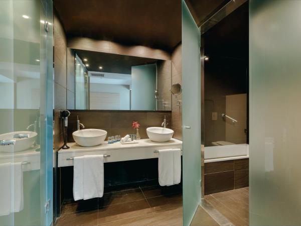 Hesperia Bilbao : photo 4 de la chambre chambre double ou lits jumeaux standard avec lit d'appoint (2 adultes + 1 enfant)