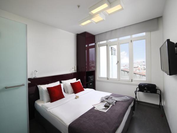 Wabi Hostels : photo 1 de la chambre chambre double standard avec salle de bains privative et toilettes communes