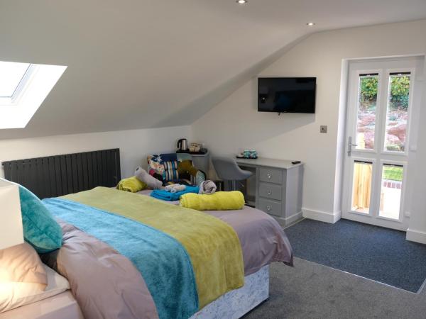 Rosemary House Accommodation-Nr Chew Valley : photo 3 de la chambre chambre lit king-size - vue sur jardin