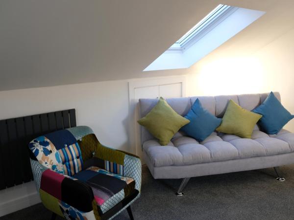 Rosemary House Accommodation-Nr Chew Valley : photo 6 de la chambre chambre lit king-size - vue sur jardin