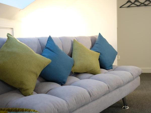 Rosemary House Accommodation-Nr Chew Valley : photo 7 de la chambre chambre lit king-size - vue sur jardin