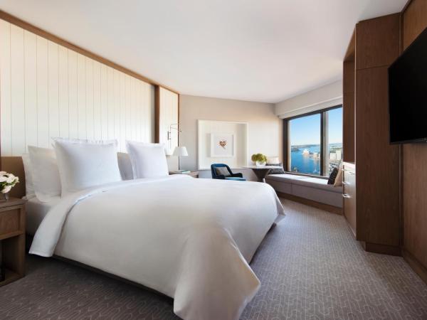 Four Seasons Hotel Sydney : photo 3 de la chambre chambre lit queen-size deluxe pour personnes à mobilité réduite - vue panoramique sur port