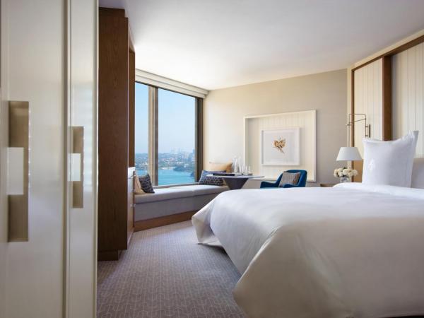 Four Seasons Hotel Sydney : photo 4 de la chambre chambre lit king-size deluxe - vue partielle sur port