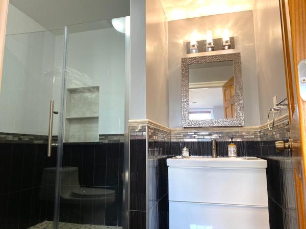 Alina & Fanny - Philadelphia 1210 Mt Vernon St : photo 5 de la chambre chambre lit queen-size