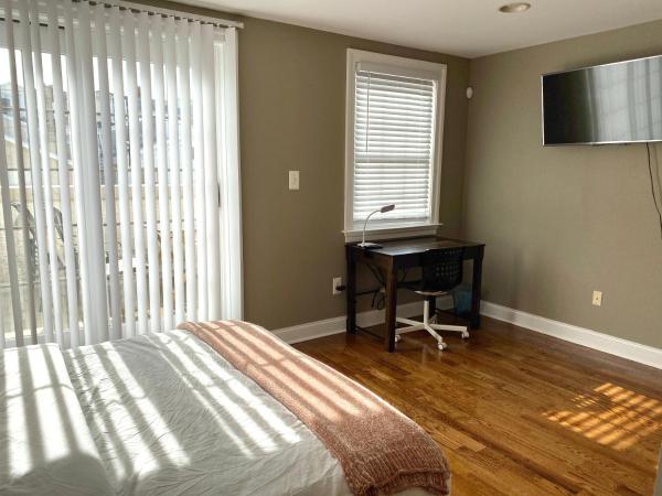 Alina & Fanny - Philadelphia 1210 Mt Vernon St : photo 7 de la chambre chambre lit queen-size avec balcon