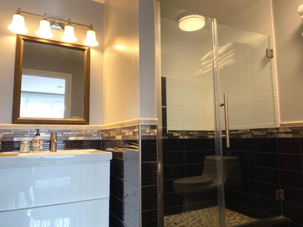 Alina & Fanny - Philadelphia 1210 Mt Vernon St : photo 9 de la chambre chambre lit queen-size avec balcon