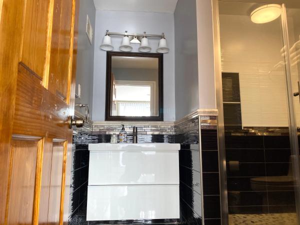 Alina & Fanny - Philadelphia 1210 Mt Vernon St : photo 8 de la chambre chambre lit queen-size avec balcon