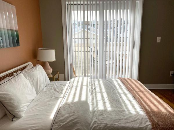 Alina & Fanny - Philadelphia 1210 Mt Vernon St : photo 6 de la chambre chambre lit queen-size avec balcon