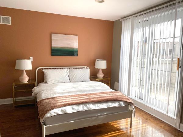Alina & Fanny - Philadelphia 1210 Mt Vernon St : photo 4 de la chambre chambre lit queen-size avec balcon