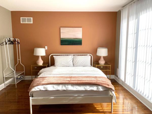 Alina & Fanny - Philadelphia 1210 Mt Vernon St : photo 5 de la chambre chambre lit queen-size avec balcon