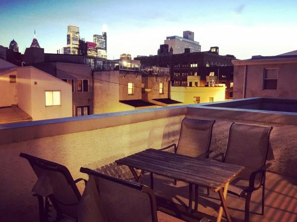 Alina & Fanny - Philadelphia 1210 Mt Vernon St : photo 2 de la chambre chambre lit queen-size avec balcon