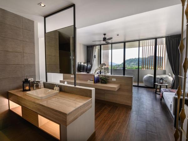 iSanook Resort & Suites Hua Hin : photo 3 de la chambre suite avec baignoire spa