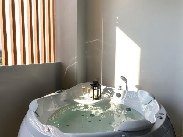 iSanook Resort & Suites Hua Hin : photo 4 de la chambre suite avec baignoire spa