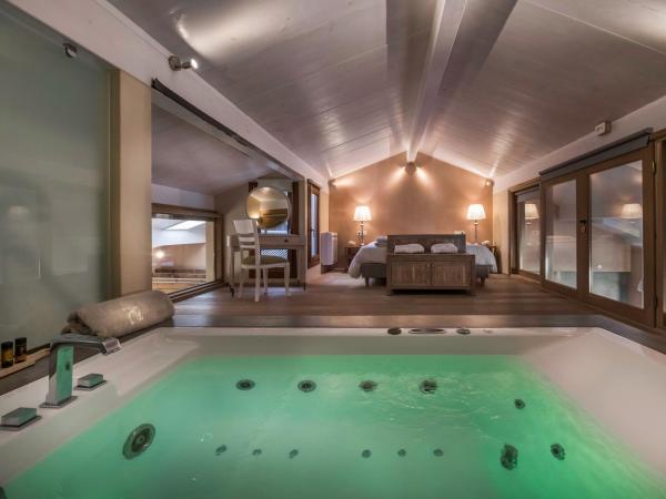 Residenza Vranas Boutique Hotel : photo 2 de la chambre penthouse avec baignoire spa et terrasse - vue sur mer