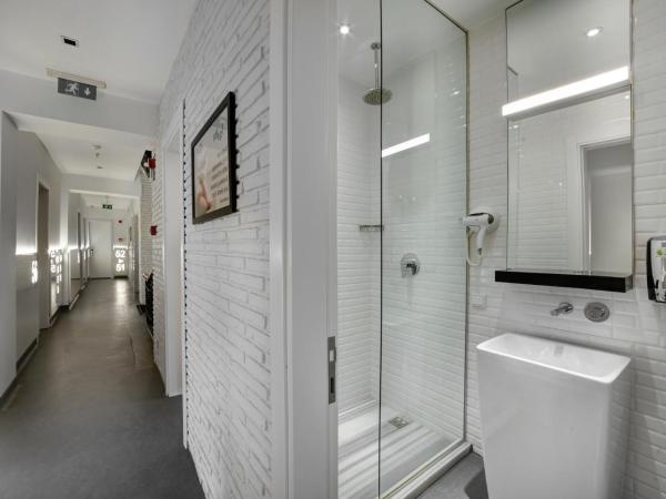 Wabi Hostels : photo 9 de la chambre lit dans dortoir de 4 lits avec salle de bains commune