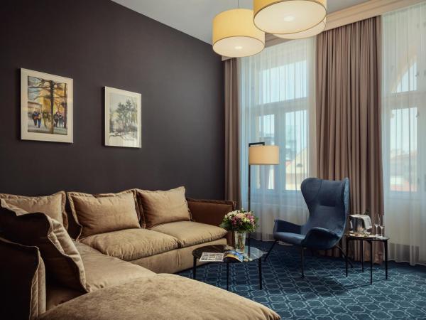 Hotel KINGS COURT : photo 9 de la chambre suite exécutive avec accès au salon et au spa