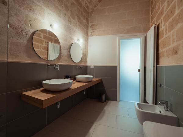 Endea Suite Rooms & Lounge SPA : photo 5 de la chambre chambre double avec baignoire spa