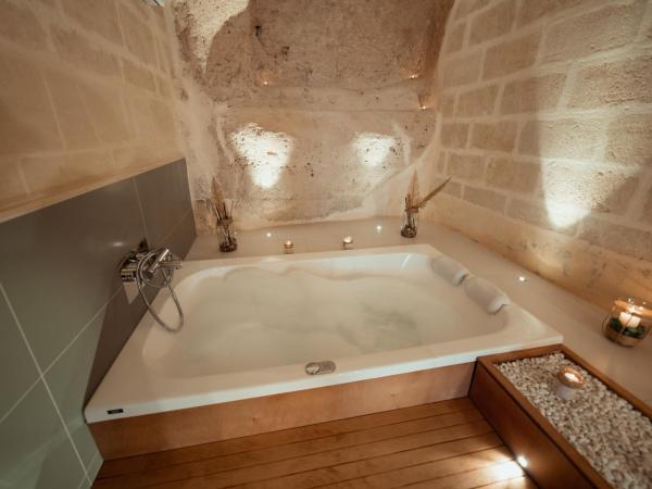 Endea Suite Rooms & Lounge SPA : photo 7 de la chambre chambre double avec baignoire spa